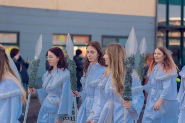 Eisenach, Almanya - 09 Mar 2024: Alman şehrinde karnaval. Kışa ve bahara veda etmeye adanmış bir tatil. Hayvanlar ve yaratıcı kostümler içindeki güzel insanlar sokakta yürürler..