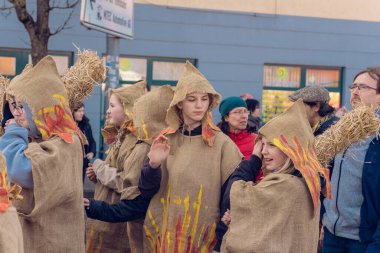 Eisenach, Almanya - 09 Mar 2024: Alman şehrinde karnaval. Kışa ve bahara veda etmeye adanmış bir tatil. Hayvanlar ve yaratıcı kostümler içindeki güzel insanlar sokakta yürürler..