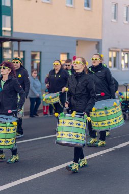 Eisenach, Almanya - 09 Mar 2024: Alman şehrinde karnaval. Kışa ve bahara veda etmeye adanmış bir tatil. Hayvanlar ve yaratıcı kostümler içindeki güzel insanlar sokakta yürürler..