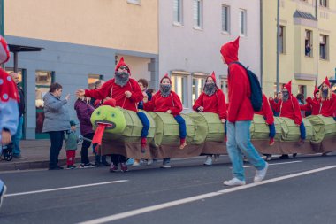 Eisenach, Almanya - 09 Mar 2024: Alman şehrinde karnaval. Kışa ve bahara veda etmeye adanmış bir tatil. Hayvanlar ve yaratıcı kostümler içindeki güzel insanlar sokakta yürürler..