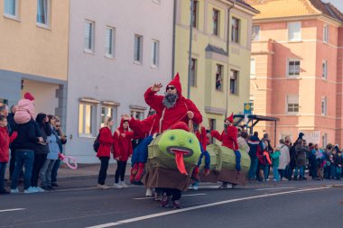 Eisenach, Almanya - 09 Mar 2024: Alman şehrinde karnaval. Kışa ve bahara veda etmeye adanmış bir tatil. Hayvanlar ve yaratıcı kostümler içindeki güzel insanlar sokakta yürürler..