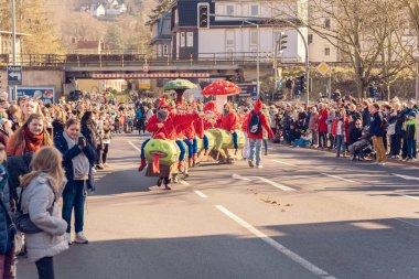 Eisenach, Almanya - 09 Mar 2024: Alman şehrinde karnaval. Kışa ve bahara veda etmeye adanmış bir tatil. Hayvanlar ve yaratıcı kostümler içindeki güzel insanlar sokakta yürürler..