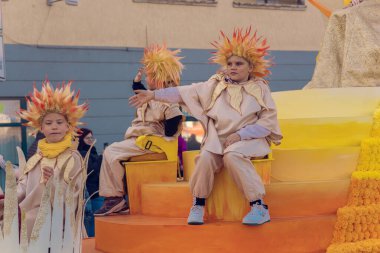 Eisenach, Almanya - 09 Mar 2024: Alman şehrinde karnaval. Kışa ve bahara veda etmeye adanmış bir tatil. Hayvanlar ve yaratıcı kostümler içindeki güzel insanlar sokakta yürürler..