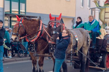 Eisenach, Almanya - 09 Mar 2024: Alman şehrinde karnaval. Kışa ve bahara veda etmeye adanmış bir tatil. Hayvanlar ve yaratıcı kostümler içindeki güzel insanlar sokakta yürürler..
