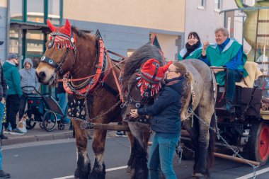 Eisenach, Almanya - 09 Mar 2024: Alman şehrinde karnaval. Kışa ve bahara veda etmeye adanmış bir tatil. Hayvanlar ve yaratıcı kostümler içindeki güzel insanlar sokakta yürürler..