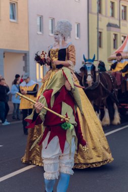 Eisenach, Almanya - 09 Mar 2024: Alman şehrinde karnaval. Kışa ve bahara veda etmeye adanmış bir tatil. Hayvanlar ve yaratıcı kostümler içindeki güzel insanlar sokakta yürürler..