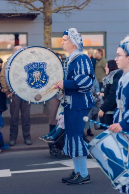 Eisenach, Almanya - 09 Mar 2024: Alman şehrinde karnaval. Kışa ve bahara veda etmeye adanmış bir tatil. Hayvanlar ve yaratıcı kostümler içindeki güzel insanlar sokakta yürürler..