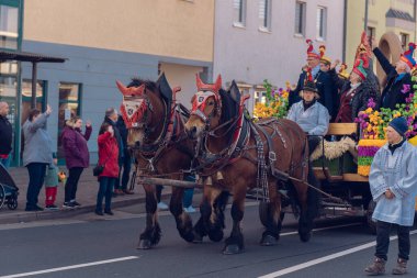 Eisenach, Almanya - 09 Mar 2024: Alman şehrinde karnaval. Kışa ve bahara veda etmeye adanmış bir tatil. Hayvanlar ve yaratıcı kostümler içindeki güzel insanlar sokakta yürürler..