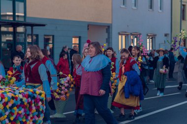 Eisenach, Almanya - 09 Mar 2024: Alman şehrinde karnaval. Kışa ve bahara veda etmeye adanmış bir tatil. Hayvanlar ve yaratıcı kostümler içindeki güzel insanlar sokakta yürürler..