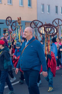 Eisenach, Almanya - 09 Mar 2024: Alman şehrinde karnaval. Kışa ve bahara veda etmeye adanmış bir tatil. Hayvanlar ve yaratıcı kostümler içindeki güzel insanlar sokakta yürürler..