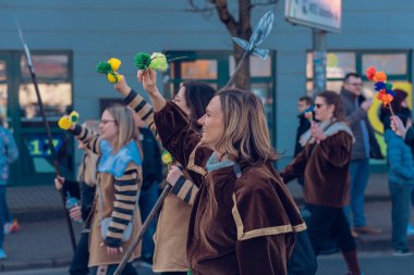 Eisenach, Almanya - 09 Mar 2024: Alman şehrinde karnaval. Kışa ve bahara veda etmeye adanmış bir tatil. Hayvanlar ve yaratıcı kostümler içindeki güzel insanlar sokakta yürürler..