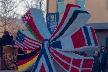 Eisenach, Almanya - 09 Mar 2024: Alman şehrinde karnaval. Kışa ve bahara veda etmeye adanmış bir tatil. Hayvanlar ve yaratıcı kostümler içindeki güzel insanlar sokakta yürürler..