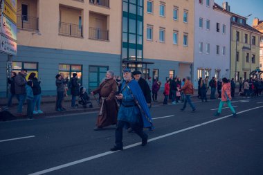 Eisenach, Almanya - 09 Mar 2024: Alman şehrinde karnaval. Kışa ve bahara veda etmeye adanmış bir tatil. Hayvanlar ve yaratıcı kostümler içindeki güzel insanlar sokakta yürürler..