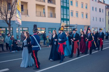 Eisenach, Almanya - 09 Mar 2024: Alman şehrinde karnaval. Kışa ve bahara veda etmeye adanmış bir tatil. Hayvanlar ve yaratıcı kostümler içindeki güzel insanlar sokakta yürürler..