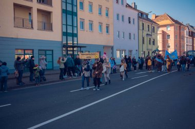 Eisenach, Almanya - 09 Mar 2024: Alman şehrinde karnaval. Kışa ve bahara veda etmeye adanmış bir tatil. Hayvanlar ve yaratıcı kostümler içindeki güzel insanlar sokakta yürürler..
