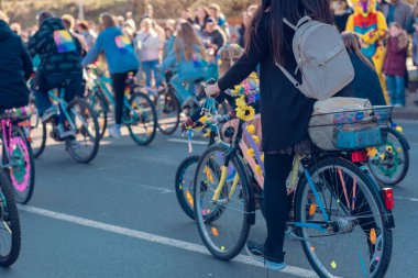 Eisenach, Almanya - 09 Mar 2024: Alman şehrinde karnaval. Kışa ve bahara veda etmeye adanmış bir tatil. Hayvanlar ve yaratıcı kostümler içindeki güzel insanlar sokakta yürürler..