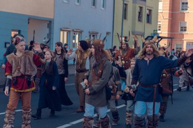 Eisenach, Almanya - 09 Mar 2024: Alman şehrinde karnaval. Kışa ve bahara veda etmeye adanmış bir tatil. Hayvanlar ve yaratıcı kostümler içindeki güzel insanlar sokakta yürürler..