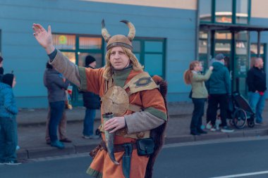 Eisenach, Almanya - 09 Mar 2024: Alman şehrinde karnaval. Kışa ve bahara veda etmeye adanmış bir tatil. Hayvanlar ve yaratıcı kostümler içindeki güzel insanlar sokakta yürürler..