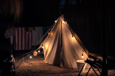 Geceleri güzel, iyi korunmuş bir kamp alanı. Fenerli çadırlar, romantik atmosfer. Modern Glamping 'in gece fotoğrafları..