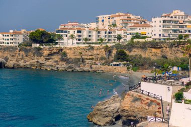 İspanya 'daki sahil ve tatil köyünün güzel manzarası. Nerja kasabası, kayalık kıyı manzarası ve Avrupa balkonundan kumsal manzarası..