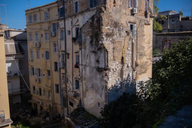 Çok katlı, çok katlı, berbat durumda bir bina. Kaotik taş işçiliği, çatlak duvarlar, kötü onarılmış hasar. Garip, kötü görünümlü apartman dairesi sakinleri hala orada yaşıyor..