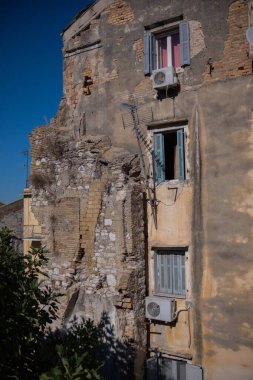 Çok katlı, çok katlı, berbat durumda bir bina. Kaotik taş işçiliği, çatlak duvarlar, kötü onarılmış hasar. Garip, kötü görünümlü apartman dairesi sakinleri hala orada yaşıyor..