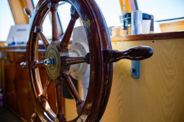 Direksiyon ve kaptan kabini. Deniz feribotu, direksiyonun yakın görüntüsü. Gemi kaptanının köprüsü..