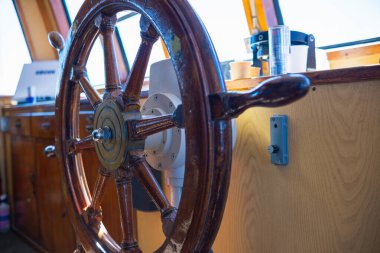 Direksiyon ve kaptan kabini. Deniz feribotu, direksiyonun yakın görüntüsü. Gemi kaptanının köprüsü..