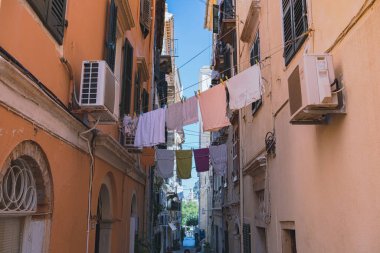 Yunanistan 'ın Korfu şehrinin caddesi. Eski kasaba, dar cadde, renkli çamaşırlar evler arasında uzanan çizgilerde kuruyor..