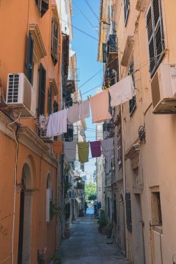 Yunanistan 'ın Korfu şehrinin caddesi. Eski kasaba, dar cadde, renkli çamaşırlar evler arasında uzanan çizgilerde kuruyor..