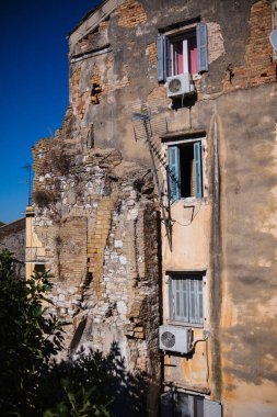 Yıkımın izleri, kendiliğinden tadilat ve kendi kendine inşa edilmiş eski bir konut. Garip bir köşe, sanki bina kısmen yıkılmış ve kötü bir şekilde restore edilmiş gibi..