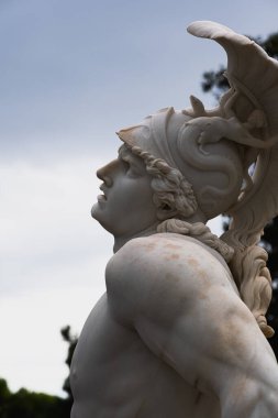 Achilles 'in antik heykeli, beyaz taştan yapılmış eski toprak tabakası, yakın plan portresi..