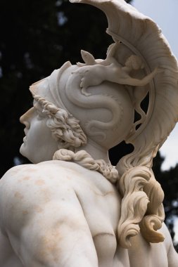 Achilles 'in antik heykeli, beyaz taştan yapılmış eski toprak tabakası, yakın plan portresi..