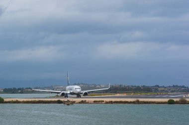 Kerkyra, Yunanistan - 09: 24 2022: Transavia uçağındaki Turist Gezileri mekanlarından görüntüler. Havaalanının Korfu adasındaki pisti. Ryanair uçağı pistte..