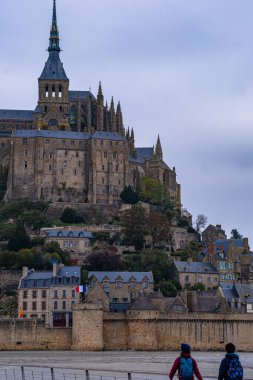 Mont Saint-Michel, Normandiya, Fransa, bulutlu kasvetli bir akşam, gün batımı gökyüzü.