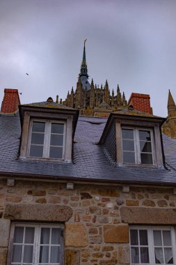 Mont Saint-Michel, Normandiya, Fransa, bulutlu kasvetli bir akşam, gün batımı gökyüzü.
