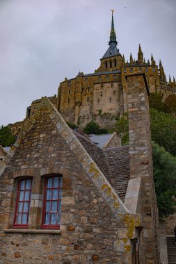 Mont Saint-Michel, Normandiya, Fransa, bulutlu kasvetli bir akşam, gün batımı gökyüzü.