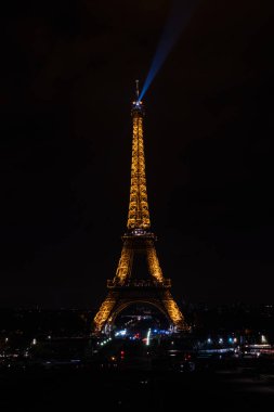 Gece Eyfel Kulesi. Kara gece gökyüzüne karşı kulenin güzel parıltısı. Paris 'in ana simgesi. Fransa 'daki aşıkların şehri.