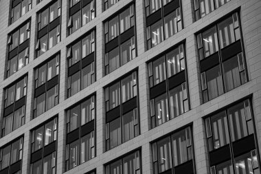 İş geçmişi. Modern mimari. Cam ve taştan yapılmış güzel modern binalar. Almanya 'da bir iş yeri. Gökdelen yakın plan.