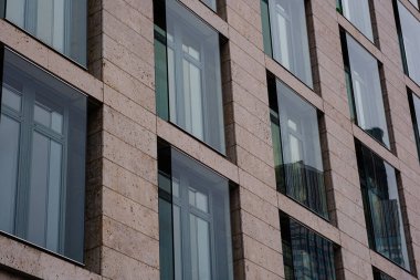 İş geçmişi. Modern mimari. Cam ve taştan yapılmış güzel modern binalar. Almanya 'da bir iş yeri. Gökdelen yakın plan.