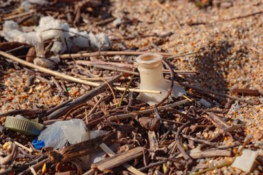 Plastik çöpler plajda. Plastikle çevre kirliliği. Okyanus kıyısı atıkla kirlenmiş. Yakın plan fotoğraf..
