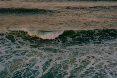 Okyanusta yükselen bir dalga. Uzun pozlarda fotoğraf, dalga hafifçe bulanıklaşır vurgu yapmak için.