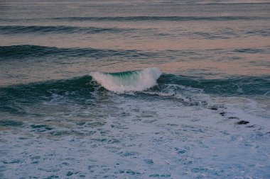 Okyanusta yükselen bir dalga. Uzun pozlarda fotoğraf, dalga hafifçe bulanıklaşır vurgu yapmak için.