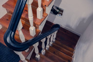 Ahşap ve korkuluklardan yapılmış, siyah beyaza boyanmış eski bir evde adımlar. Çok katlı eski bir Avrupa evindeki merdiven. Güzel arkaplan resmi.