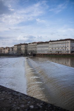 İtalya, Floransa 'da çalkantılı, taşan bir nehir. Suyun akıntıya karışması köpük ve sprey oluşturur..