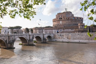 Roma, İtalya 'daki Castel Sant' Angelo ve Ponte Sant 'Angelo. Tarihi bina, Tiber Nehri üzerindeki köprü..