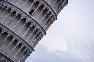 Eğik Pisa Kulesi yakın plan. İtalyan mimari harikasının detaylı görüntüsü. Mucize Meydanı, İtalya 'nın sembolü, dünyanın harikası.