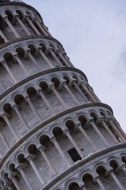 Eğik Pisa Kulesi yakın plan. İtalyan mimari harikasının detaylı görüntüsü. Mucize Meydanı, İtalya 'nın sembolü, dünyanın harikası.