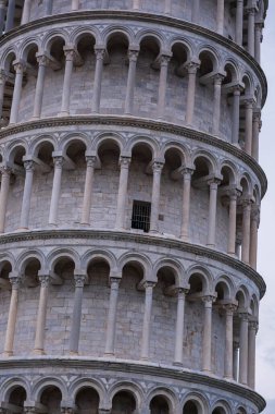 Eğik Pisa Kulesi yakın plan. İtalyan mimari harikasının detaylı görüntüsü. Mucize Meydanı, İtalya 'nın sembolü, dünyanın harikası.