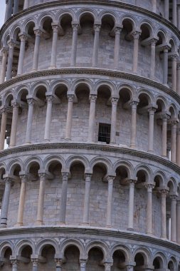 Eğik Pisa Kulesi yakın plan. İtalyan mimari harikasının detaylı görüntüsü. Mucize Meydanı, İtalya 'nın sembolü, dünyanın harikası.
